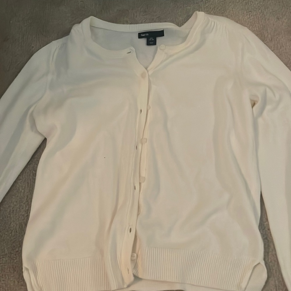 this is a button down sweater from gap kids. it is in great condition.